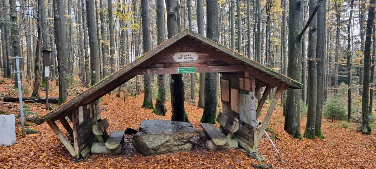 Tři znaky (908&nbsp;m)