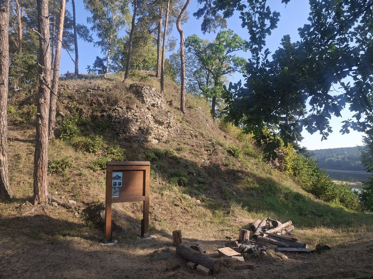Velešín - zřícenina hradu (500&nbsp;m)