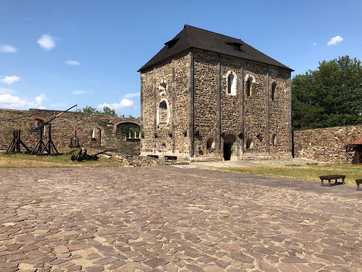 Chebský hrad (450&nbsp;m)